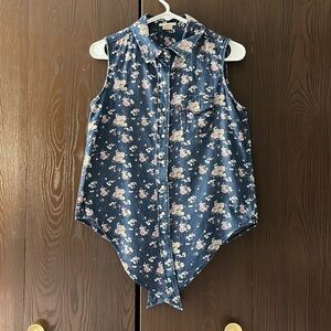 Levi’s sleeveless, Pearl snap buttoned blouse. Size Small